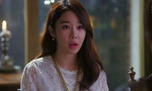 Cô gái 3 năm trước tháng nào cũng mua thuốc tránh thai, nay lại làm người yêu con trai tôi