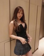 Thiều Bảo Trâm hớ hênh vì váy siêu ngắn khi biểu diễn ở bar