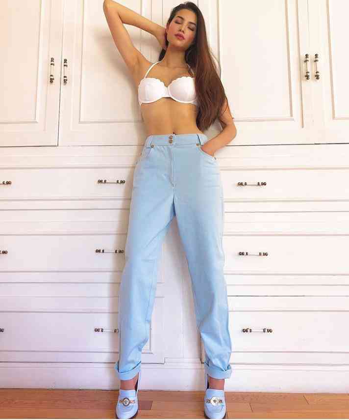 Rời showbiz Việt sang Mỹ sống, Phạm Hương liên tục tung ảnh khoe cơ bụng cực phẩm