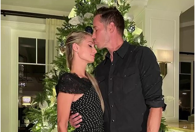 Paris Hilton hạnh phúc đón Giáng sinh bên bồ mới