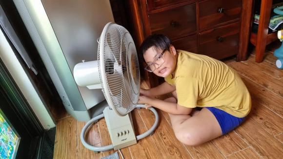 Khoe ảnh dạy các con làm việc nhà nhưng Xuân Bắc lại là tâm điểm của sự chú ý vì điều này