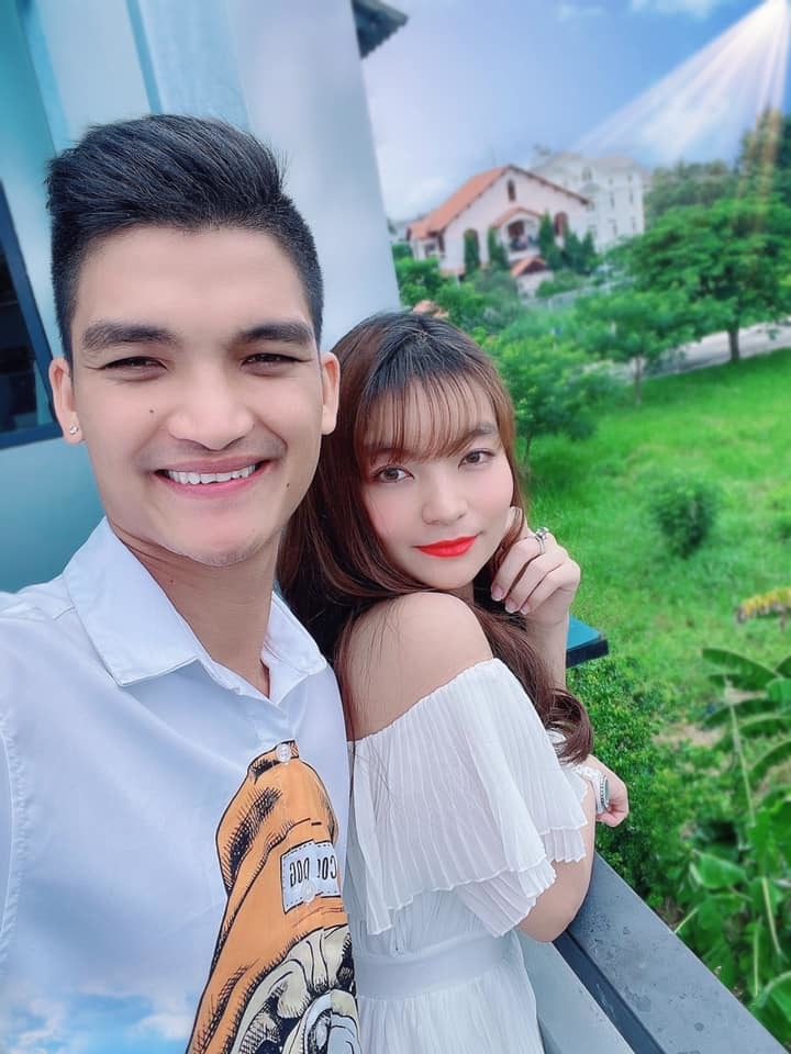 Khoe ảnh ngôn tình ngày giãn cách, Mạc Văn Khoa vô tình tiết lộ bà xã đang mang bầu lần 2?