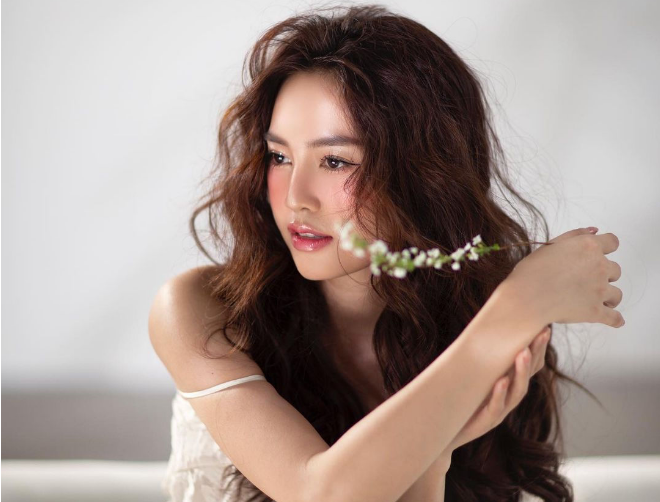 'Vợ bầu trăm tỷ của Trấn Thành' buông lơi váy áo, chẳng 'phồn thực' vẫn quyến rũ