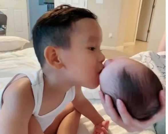 Câu chuyện đậm chất mẹ bỉm của Phạm Hương: Ngắm cậu cả ru em ngủ, gia nhập hội bò sữa