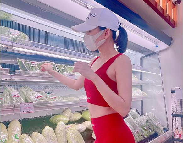 Lệ Quyên khoe body gợi cảm thả thính nhờ người trả dùm bill, Lâm Bảo Châu liền khẳng định chủ quyền