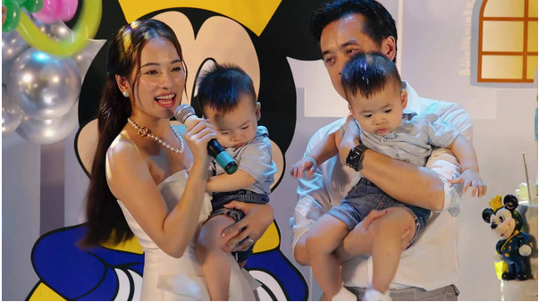 Dương Khắc Linh làm tiệc thôi nôi hai con