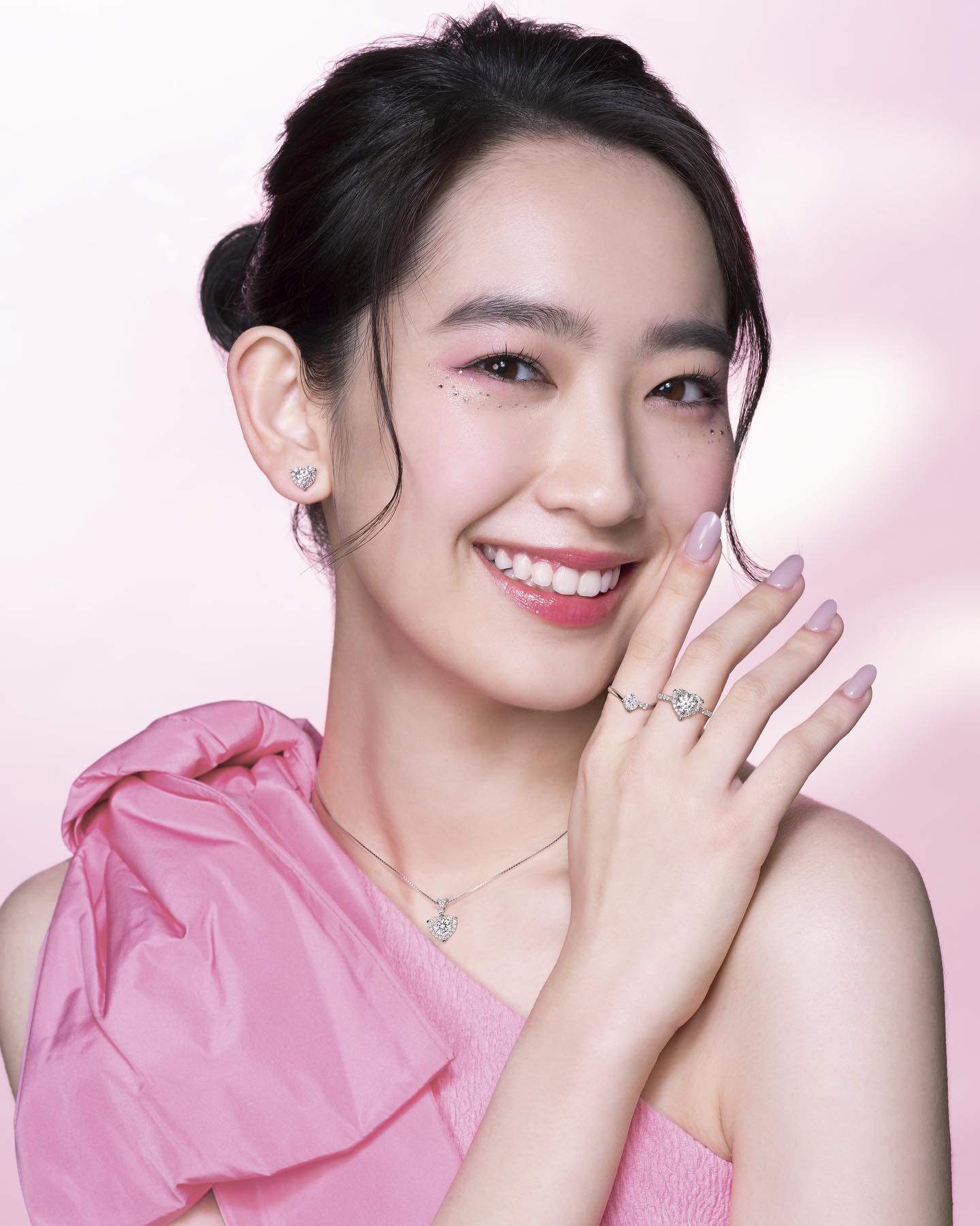 Vẻ đẹp tuổi 21 của con gái diễn viên 'Bao Thanh Thiên'