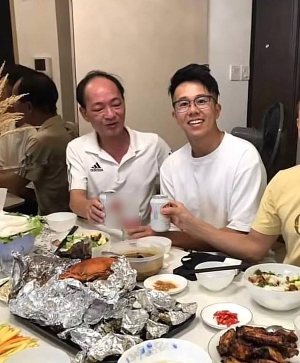 Lộ ảnh Matt Liu và bố vợ tương lai cực thân thiết tại nhà riêng