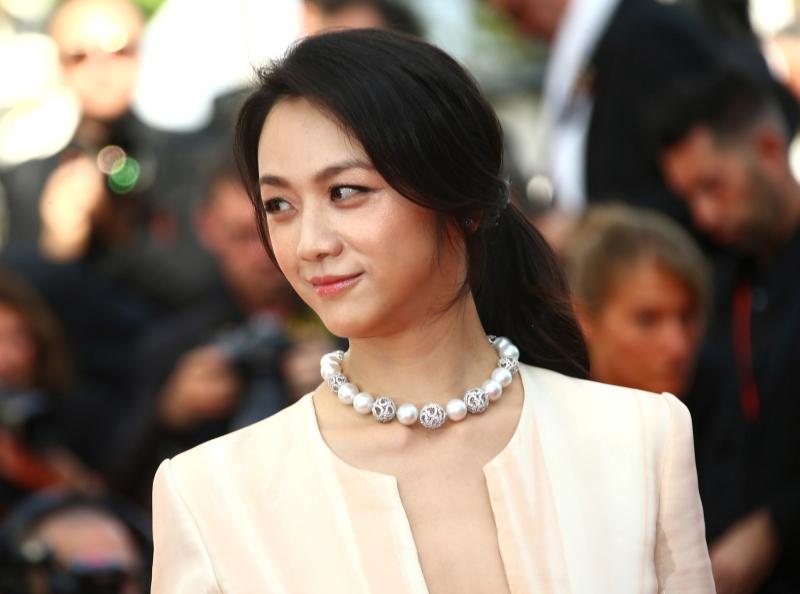 Thang Duy 'Sắc, Giới' gây sốt khi diện đầm xẻ ngực ở Cannes
