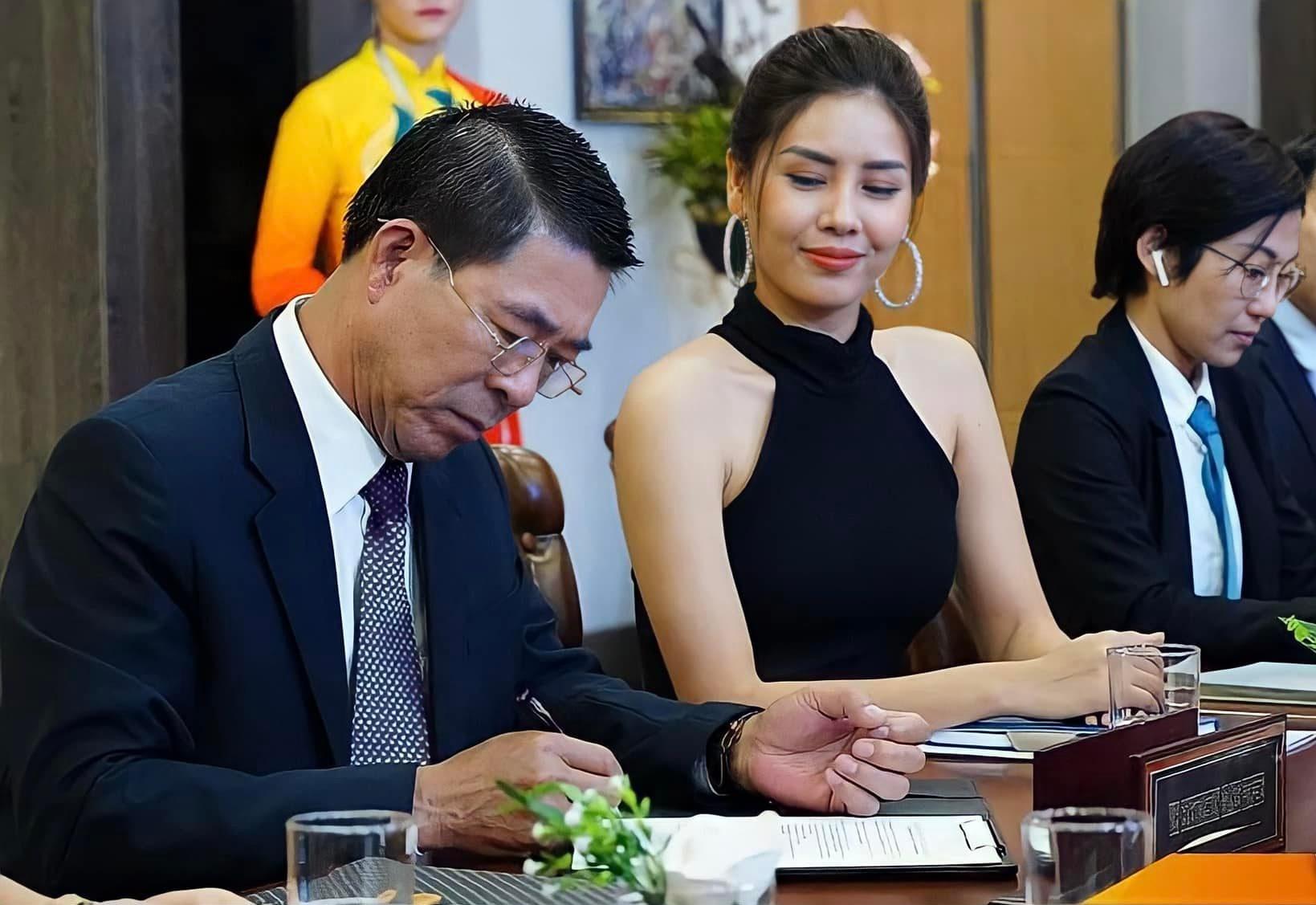 Vẻ cuốn hút của Á hậu đóng vai lẳng lơ trong phim 'Bão ngầm'