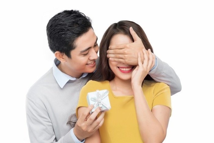 Không phải đồ hiệu, xe sang, chồng tặng vợ 4 thứ này mới là yêu vợ thật lòng