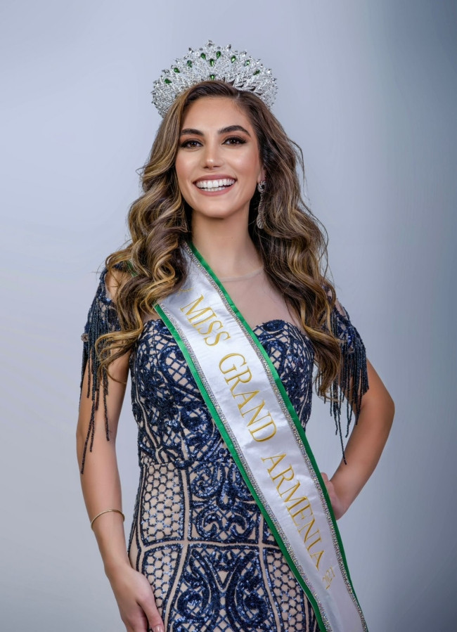 Miss Universe 2022: Hoa hậu Lào là người H'Mông, Haiti mồ côi cha mẹ
