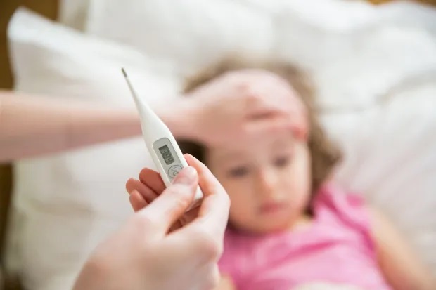 2 sai lầm nguy hiểm cha mẹ phải tránh nếu con bị sốt