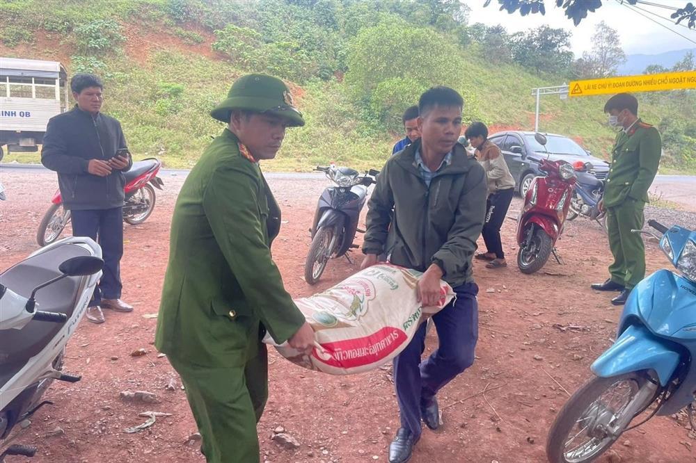 Vụ hôi của sau tai nạn: Người dân trả lại 108 bao gạo, xin lỗi tài xế