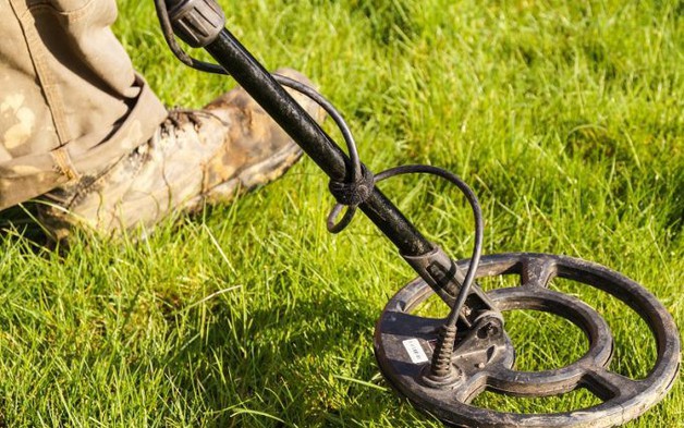 Dò kim loại trên đồng, cô gái bất ngờ phát hiện kho báu khủng
