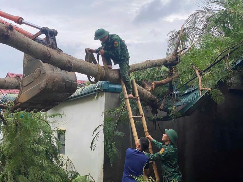 Nhà dân ở huyện miền núi Thanh Hóa bị tốc mái do giông lốc